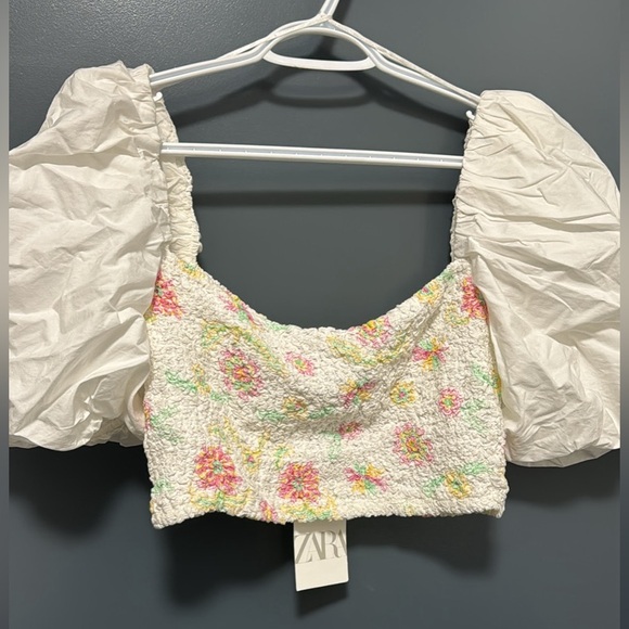 Balloon sleeve crop top with ruched floral detail - Picture 3 of 4